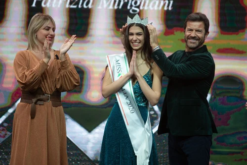 Miss Italia è la studentessa 19enne Martina Sambucini la più bella nellanno della pandemia