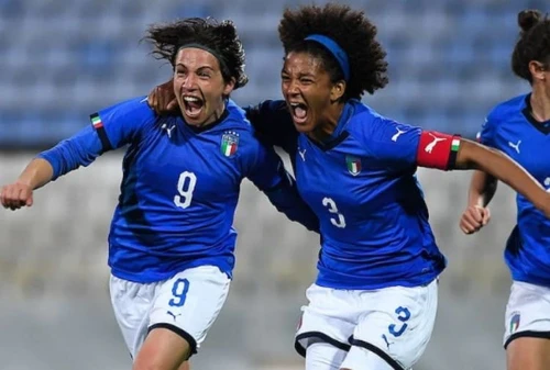 Svolta per il calcio femminile via libera al professionismo Linteresse del pubblico è aumentato