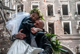 Lamore sotto le bombe 22mila nozze durante la guerra  in Ucraina La proposta più assurda al check point