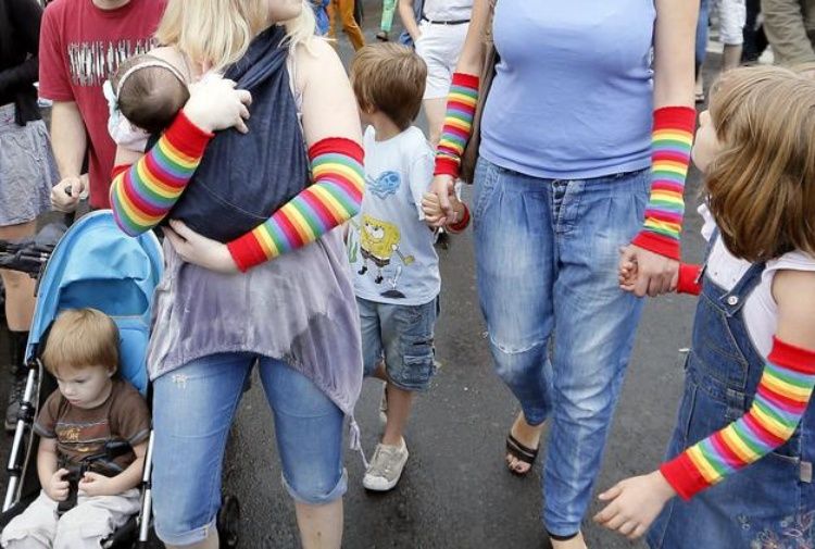  Figli di coppie omogenitoriali le famiglie arcobaleno si preparano alla battaglia Le reazioni e il parere del giurista
