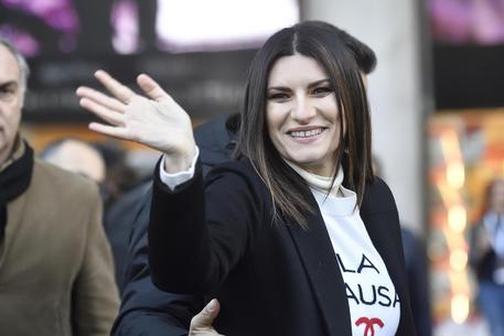 Laura Pausini e il suo gran cuore il cachet di 3 concerti per la sua gente colpita dallalluvione