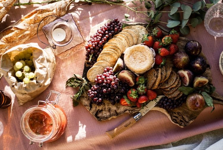 esperta italiana dellarte del ricevere ci spiega come organizzare un vero picnic nel salone di casa