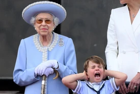 Smorfie e capricci dal balcone di Buckingham Palace lo show del principino Louis davanti a Elisabetta