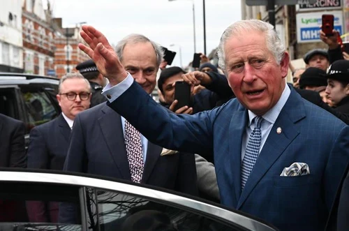 Periodo nero per i Windsor e nuovo colpo per la Regina stavolta nei guai finisce lerede al trono Carlo