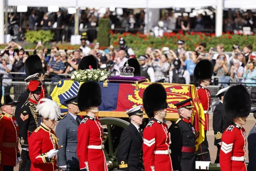 Elisabetta II lascia Buckingham Palace per Westminster la folla lungo il tragitto applaude