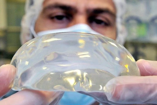 Chirurgia plastica sotto accusa alcune protesi per il seno possono causare linfoma Lo studio
