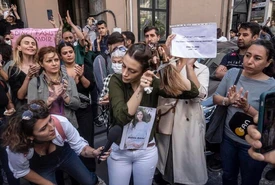 Iran 50 vittime per le proteste contro la morte di Mahsa Amini Anche gli uomini in piazza per i diritti delle donne