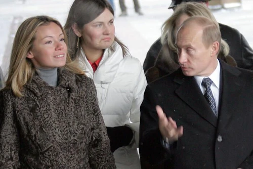 Anche le figlie di Putin colpite dalle sanzioni internazionali chi sono Ekaterina e Maria