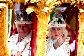 E il giorno di re Carlo Camilla è regina William si inginocchia Kate che spettacolo 