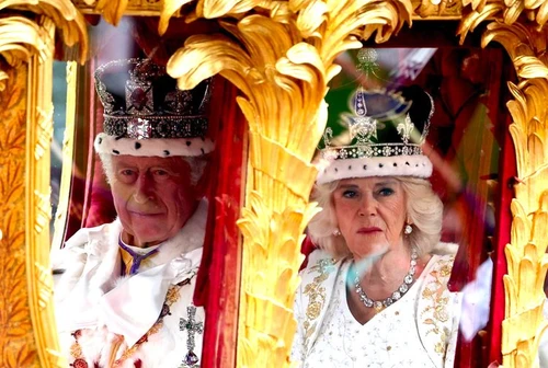 E il giorno di re Carlo Camilla è regina William si inginocchia Kate che spettacolo 