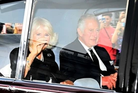 Di nuovo insieme a sorpresa Harry e William con le mogli a Windsor La proclamazione di Re Carlo in diretta tv