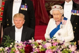 Il saluto alla Regina Elisabetta e il brindisi le gaffe di Trump fanno il giro del mondo