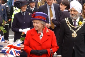 Svelato il segreto del guardaroba della regina Elisabetta e la sua passione per i colori pastello