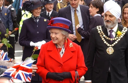 Svelato il segreto del guardaroba della regina Elisabetta e la sua passione per i colori pastello