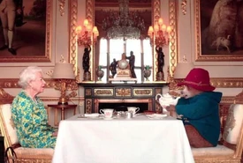La regina non smette di stupire e apre�il concerto del Giubileo in video con lorso Paddington