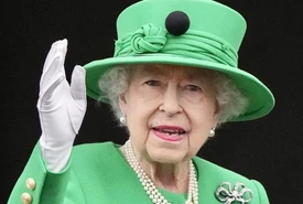 La regina chiude le celebrazioni ecco chi è salito sul balcone per il saluto finale