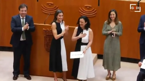 Sorpresa alla cerimonia Letizia di Spagna con lo stesso abito della donna premiata
