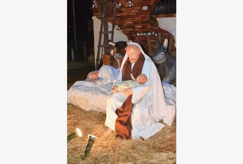 Nel presepe femminista Maria riposa dopo il parto ed è Giuseppe a cullare Gesù Bambino