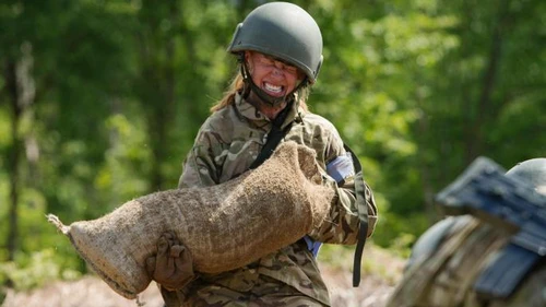 Prove fisiche più facili per le soldatesse delle forze armate speciali ufficiali contrari