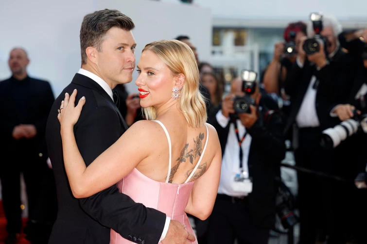 Scarlett Johansson innamoratissima sul red carpet mostra i tatuaggi sulla schiena