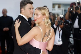 Cannes Scarlett Johansson sul red carpet col terzo marito è innamoratissima e mostra i tatuaggi