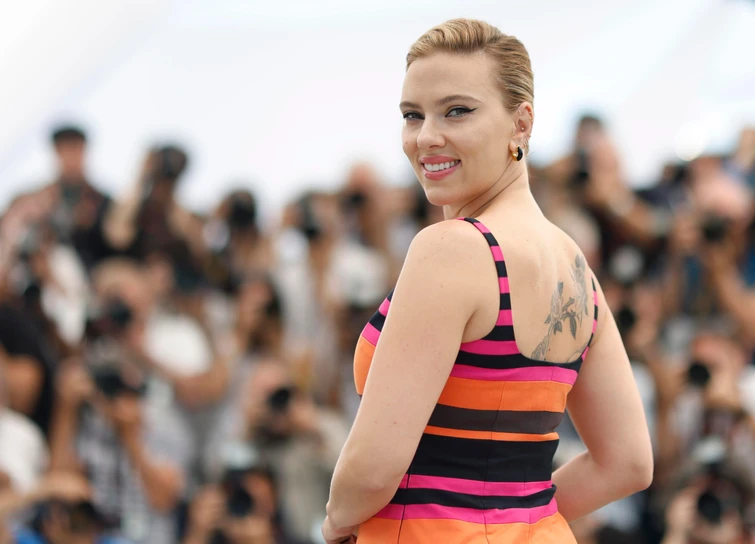Scarlett Johansson innamoratissima sul red carpet mostra i tatuaggi sulla schiena