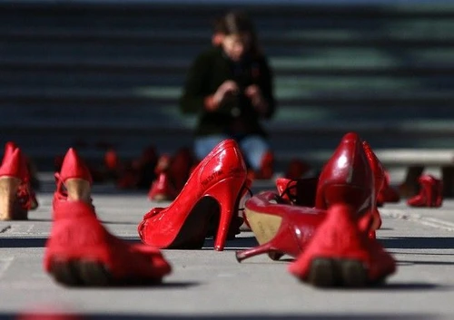 Uomini con le scarpe rosse dopo la provocazione di Milena Gabanelli finalmente scende in piazza lui