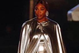 Serena Williams meravigliosa in argento liquido per la sfilata di Vogue