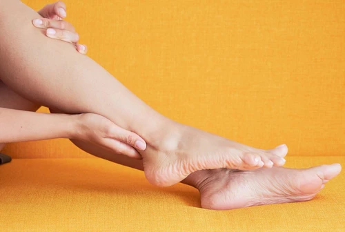 SOS gambe gonfie in estate ne soffre una donna su due il decalogo per la prevenzione