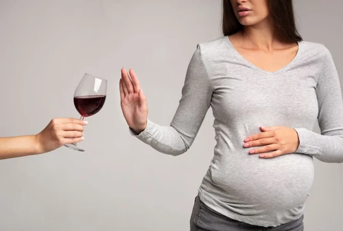 Il 10 delle donne consuma alcol in gravidanza lallarme dei neonatologi e i rischi per madre e bambino