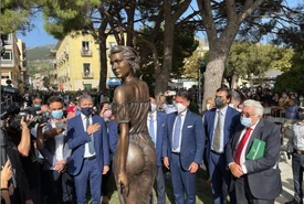 Scoppia la polemica sulla nuova statua della Spigolatrice di Sapri E discinta e sessista