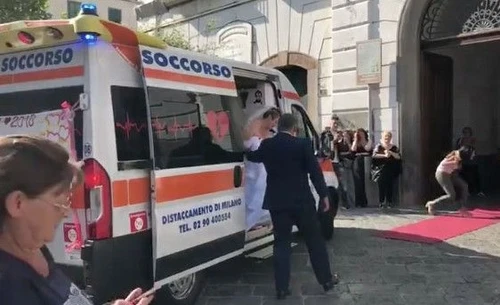 Gli sposi arrivano in ambulanza dopo i fiori darancio la multa