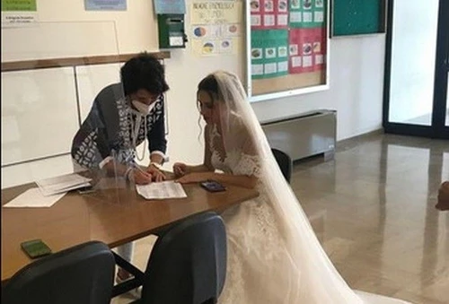 A scuola in abito da sposa doveva firmare per lincarico da professoressa di matematica