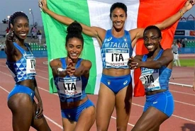 Le atlete italiane e la foto simbolo I social si scatenano e la politica se le contende