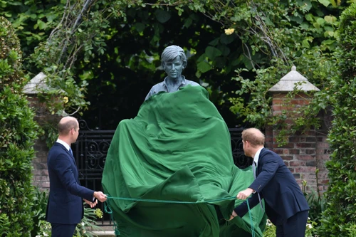 William e Harry di nuovo uniti scoprono la statua per i 60 anni di Diana Solo una tregua