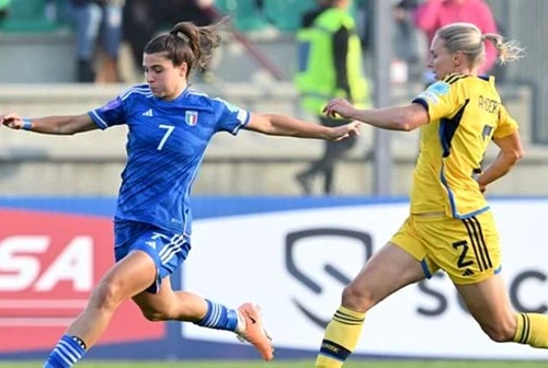 La Nazionale di calcio femminile sconfitta con la Svezia ma si esce tra gli applausi