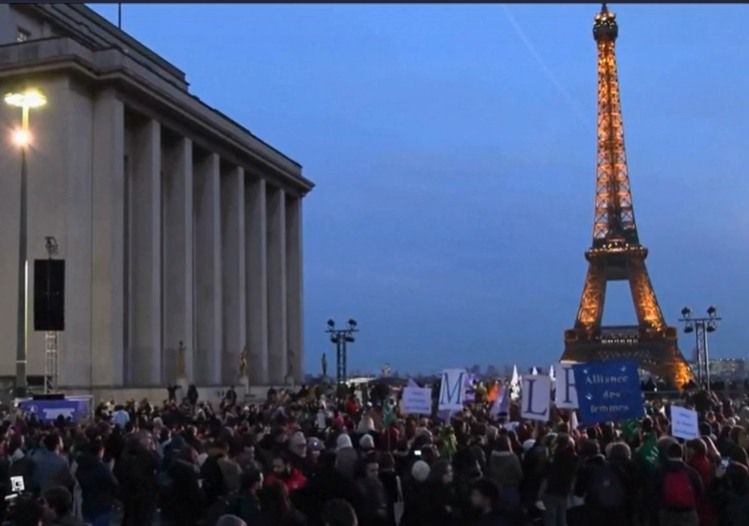 Sotto la Tour Eiffel celebrato il diritto allaborto in Costituzione