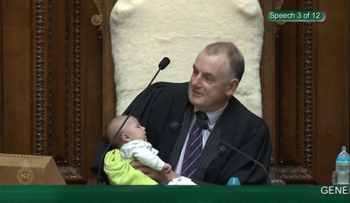 Un bebè in parlamento allattato dal presidente diventa virale la foto dello speaker neozelandese