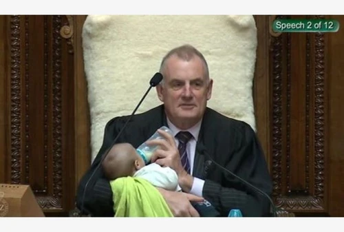 Un bebè in parlamento allattato dal presidente diventa virale la foto dello speaker neozelandese