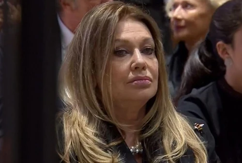 La ricomparsa di Veronica Lario anche se in seconda fila protagonista al funerale dellex marito Silvio Berlusconi