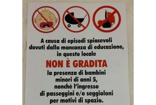 Un cartello vieta ingresso ai bimbi nel ristorante Colpa dei genitori