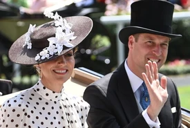 Il principe William festeggia i suoi 40 anni vendendo una rivista in strada Poi la dedica alla mamma Diana