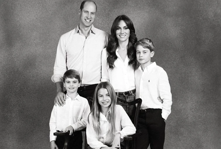 William e Kate la gaffe natalizia nella foto mancano la gamba del principe e un dito del piccolo Louis Troppo photoshop