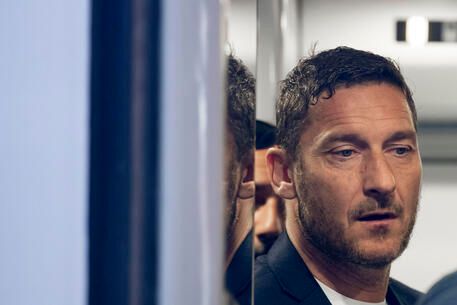 Totti e Noemi a teatro con Pio e Amedeo