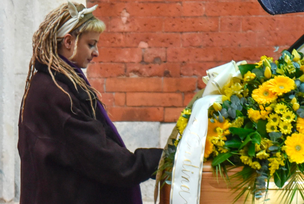 Ornella Vanoni, il dolore dei due nipoti. Matteo si commuove, Camilla canta "Senza fine". Fresu e la curiosità morbosa