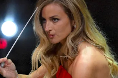 Beatrice Venezi fa un passo indietro