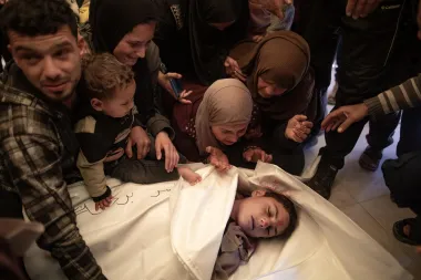 I parenti riuniti attorno ai corpi dei palestinesi uccisi all'ospedale Nasser di Khan Younis, nel sud della Striscia di Gaza, il 17 marzo 2026. Tre persone sono state uccise dopo che l'esercito israeliano ha preso di mira un veicolo nella zona di Al-Mawasi, a ovest di Khan Younis, nel sud della Striscia di Gaza.