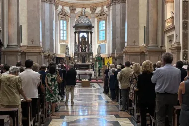 Milano si stringe nell’ultimo saluto ad Arnaldo Pomodoro