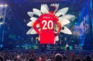 Gli Oasis dedicano “Live Forever” a Diogo Jota, momento toccante alla reunion di Cardiff