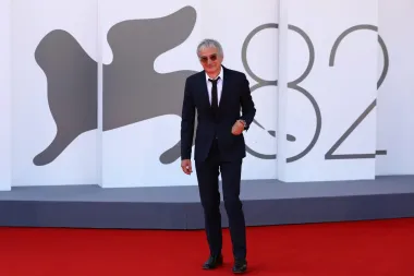 A Venezia Assayas racconta lo spin doctor di Putin con ‘Il mago del Cremlino’